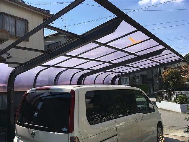 屋根が割れたカーポート